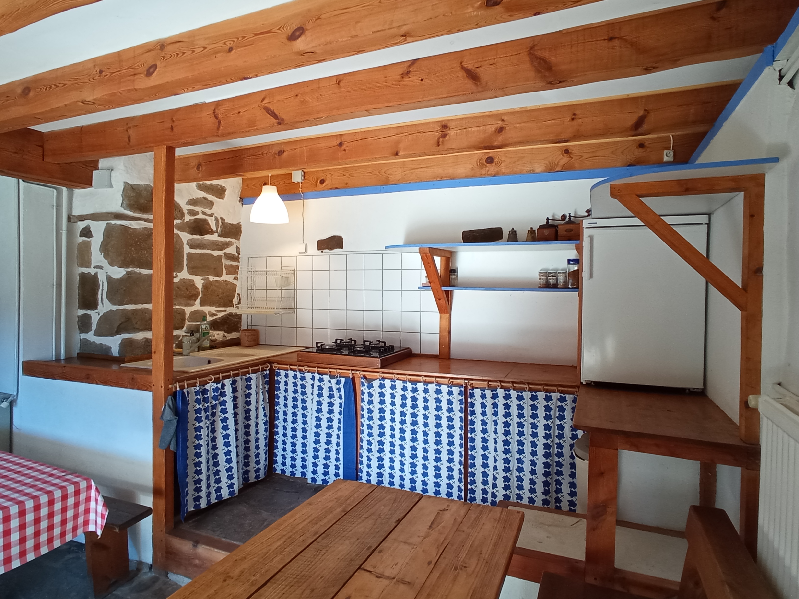 Interior del Refugio. Cocina de uso libre.