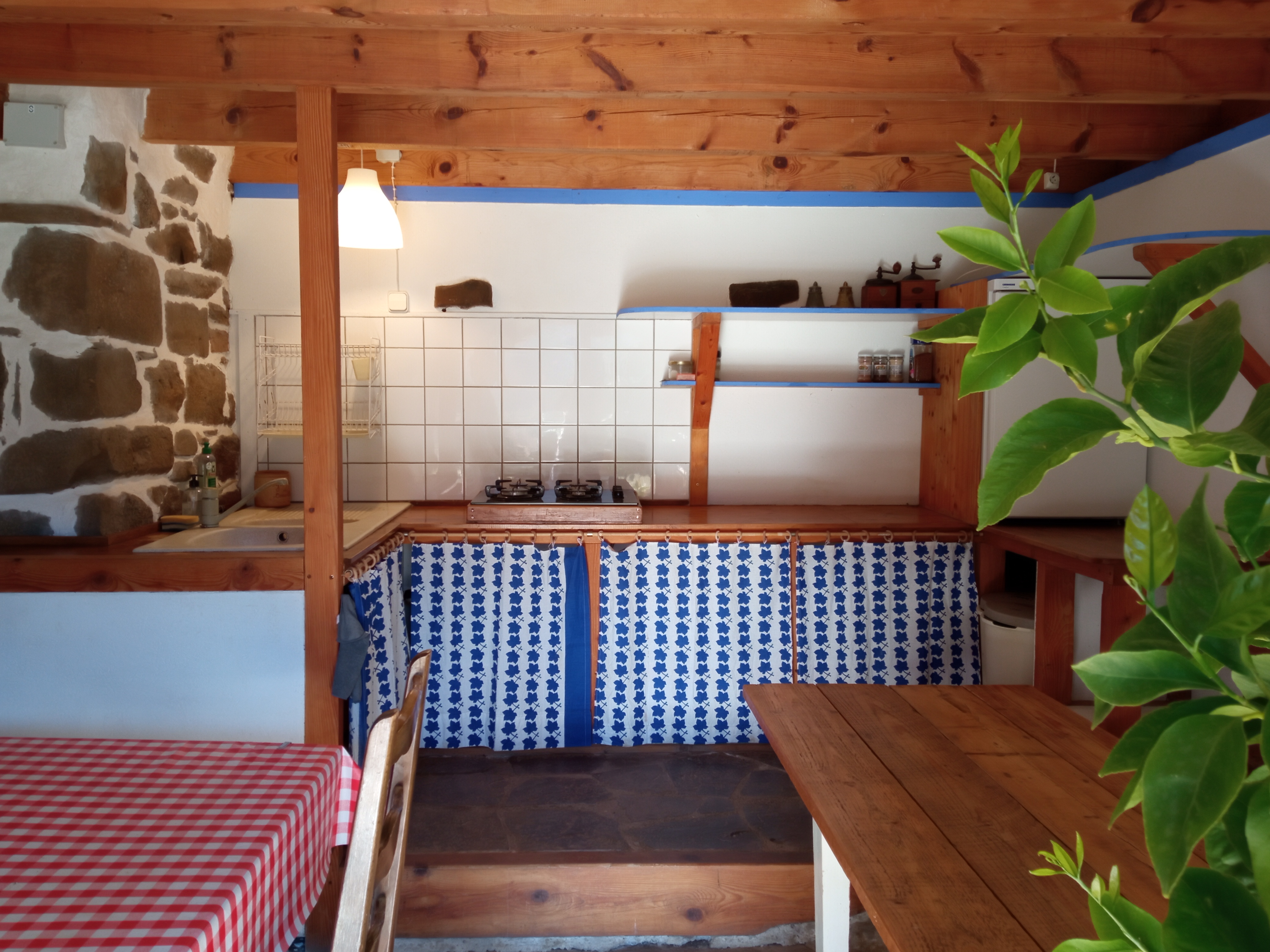 Interior del Refugio de San Urbez. Cocina de uso libre.