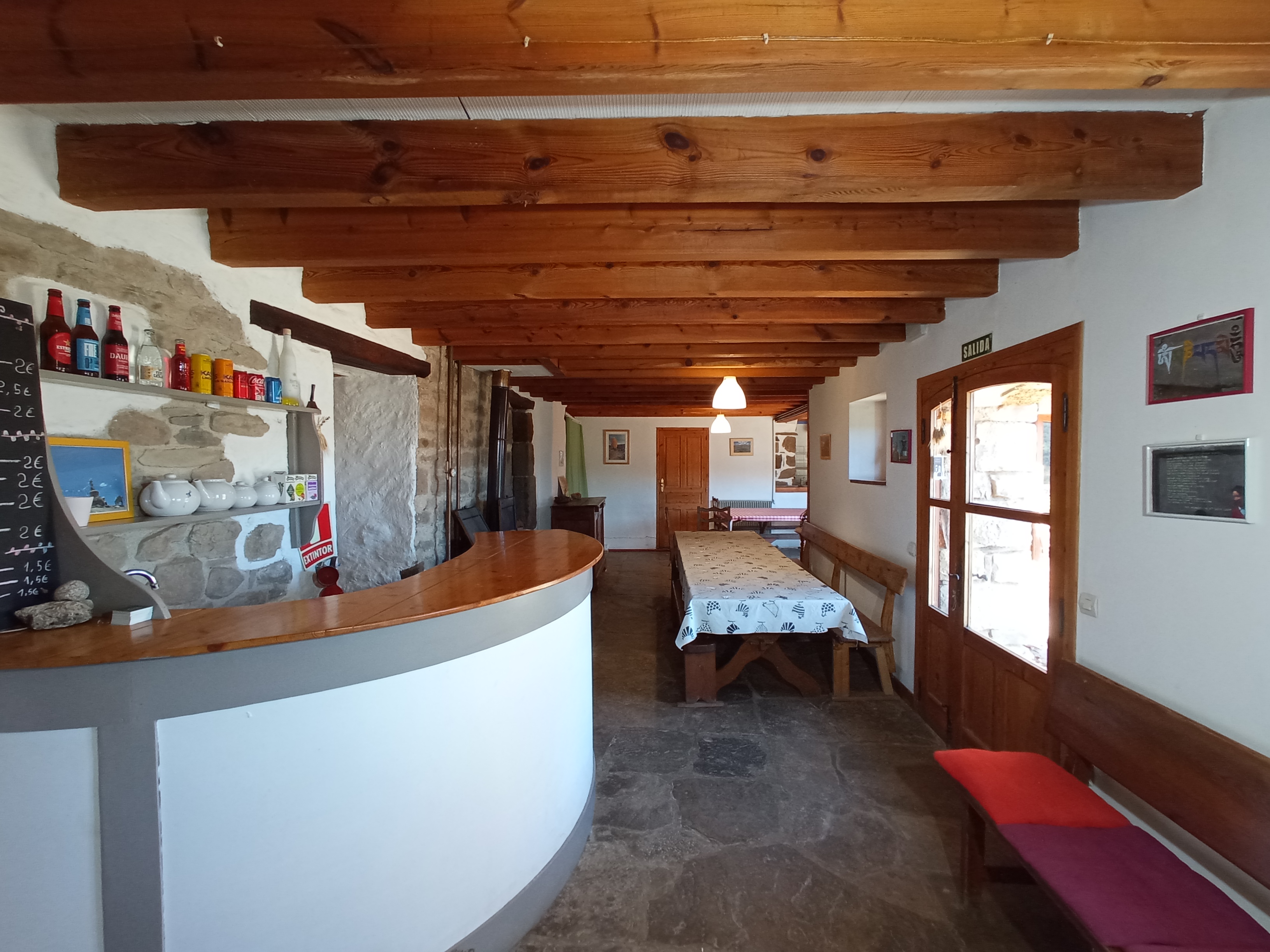Interior del Refugio de San Urbez. Comedor y Bar.