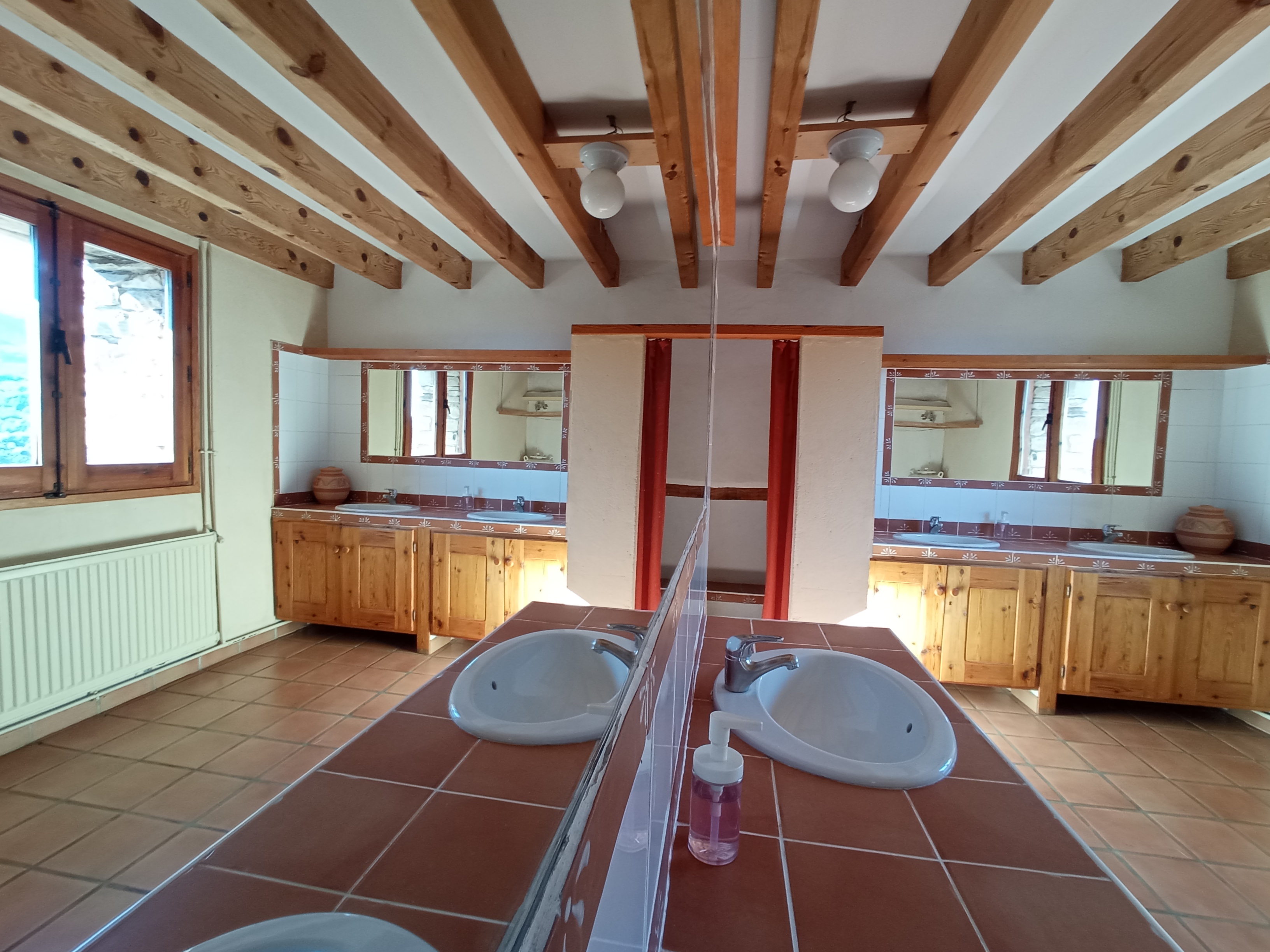 Interior del Refugio de San Urbez. Aseos.