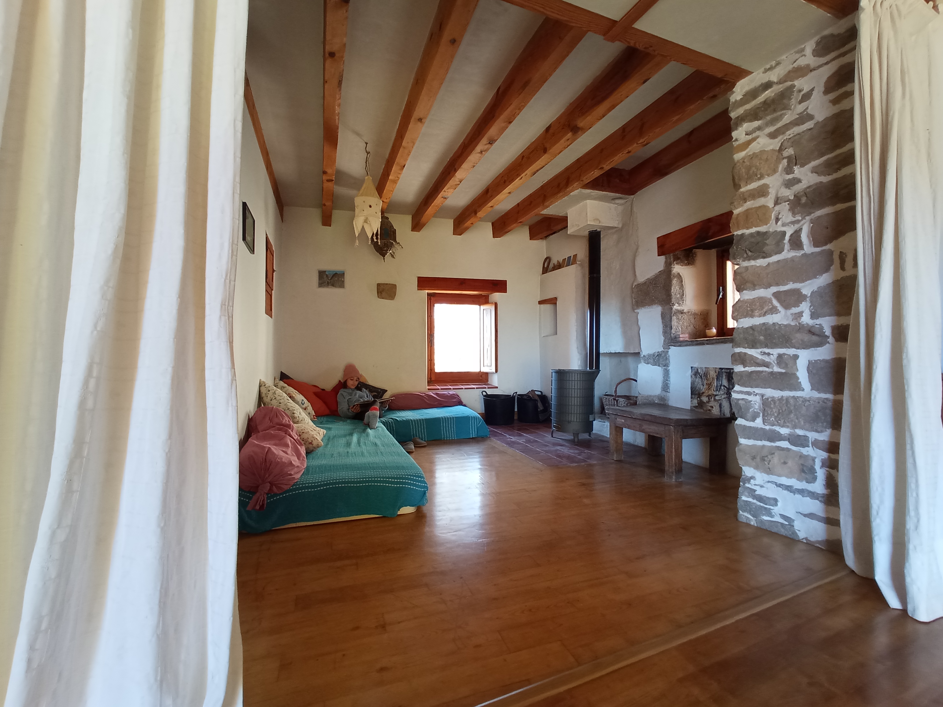 Interior del Refugio de San Urbez. Zona de descanso.