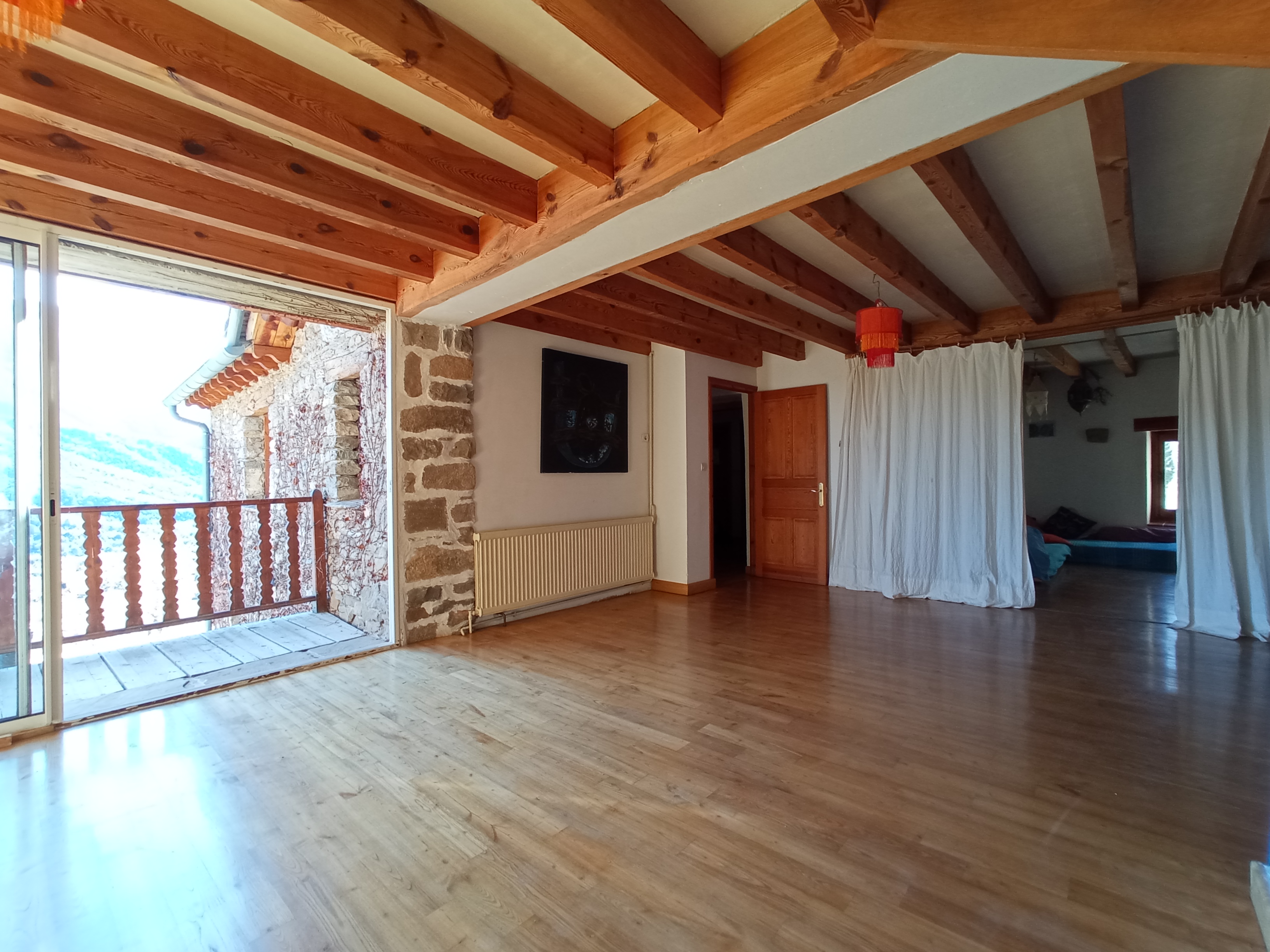 Interior del Refugio de San Urbez. Sala multiusos.