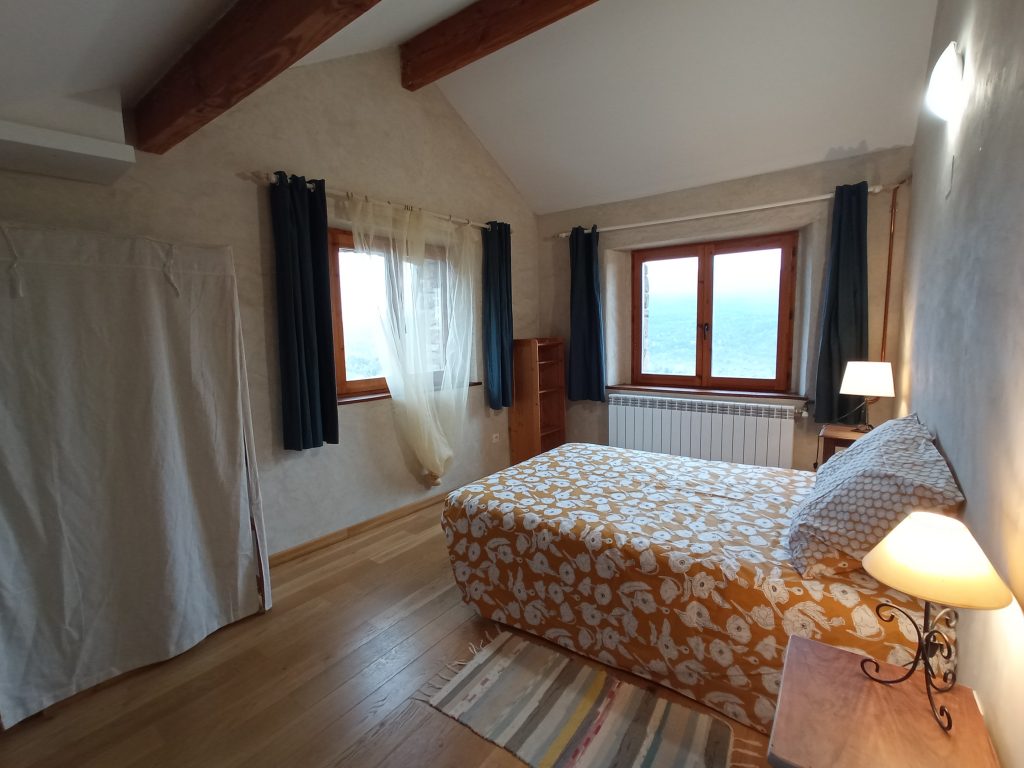 Interior. Habitación de cuatro camas.